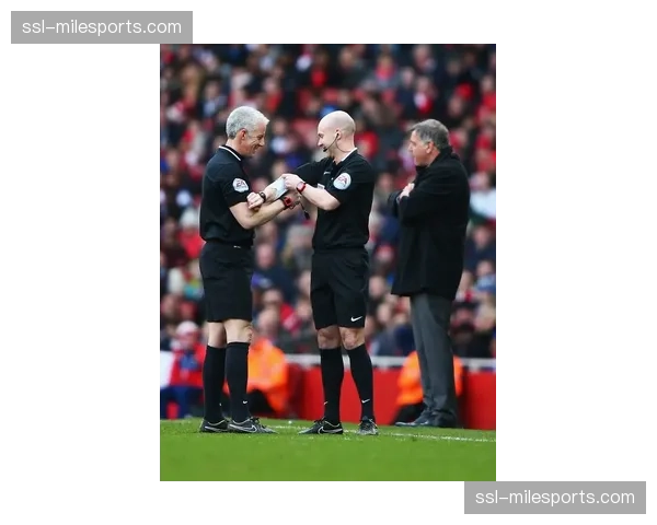 “突发：西甲比赛中主裁受伤，第四官员临时替补执法”