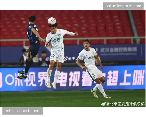 消息:为应对密集赛程,多支中超球队在训练中轮换边路球员,测试不同组合