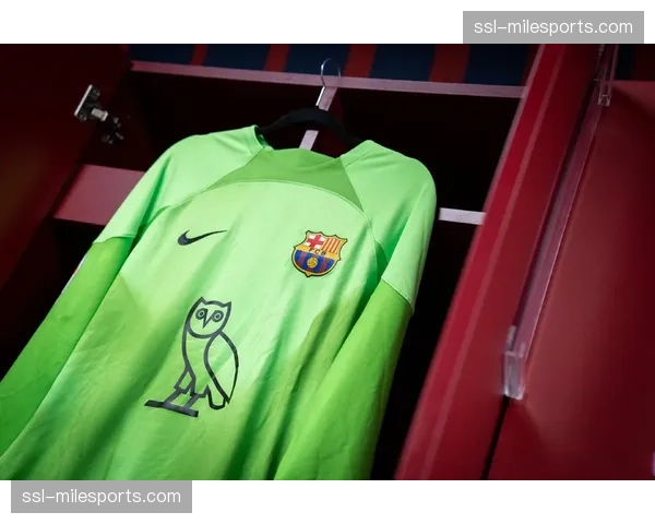 特写：看台上，一位穿着双方球衣的小球迷在国家德比中睡着